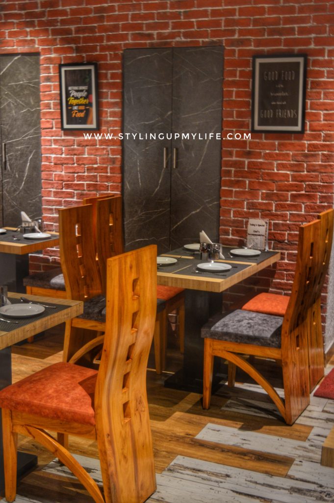 Seating arrangement My Hangout, Southern Avenue